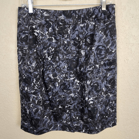 LOFT Grayscale Abstract Floral Pencil Skirt Size 4 (3484) - Picture 2 of 5